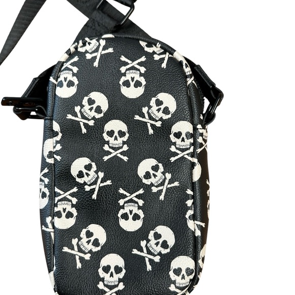 Betsey Johnson skull and crossbones black white crossbody bag - Picture 4 of 9
